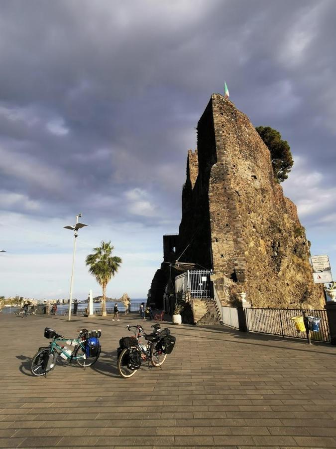 La Casa Di Ale Aci Castello Exterior foto